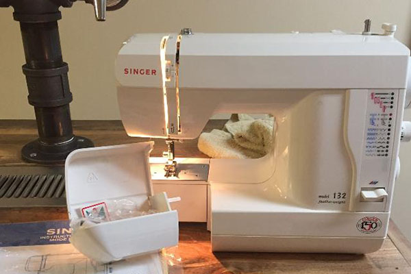 featherweight-compact-sewing-machine-review