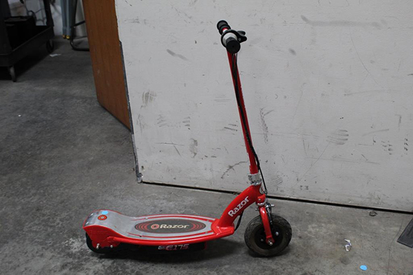 razor-e100-electric-scooter-2