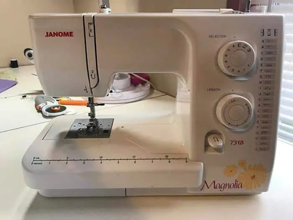 janome-magnolia-7318-sewing-machine-3